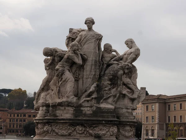 意大利罗马阳光普照的圣安杰罗桥雕像 — 图库照片