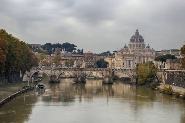イタリアのローマで晴れた日にサンタンジェロ城とサンタンジェロ橋 — ストック写真