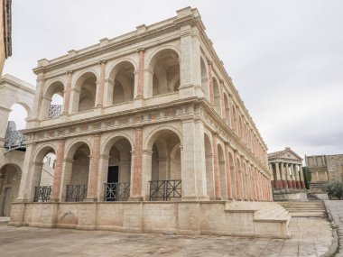 Roma, İtalya, 26 Kasım 2022: Cinecitta stüdyolarındaki HBO Roma serisi için antik Roma 'nın yeniden inşası. Cinecitta, Roma 'da İtalyan sinemasının merkezi olarak kabul edilen büyük bir film stüdyosudur..