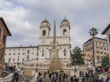 Roma, İtalya - 26 Kasım 2022: Birçok turist ve vatandaş Noel alışverişi sırasında Trinita dei monti merdiveni yakınlarındaki başkentin tarihi merkezinde