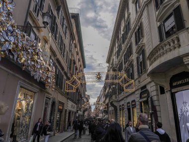 Roma, İtalya - 26 Kasım 2022: Birçok turist ve vatandaş Noel alışverişi sırasında Trinita dei monti merdiveni yakınlarındaki başkentin tarihi merkezinde