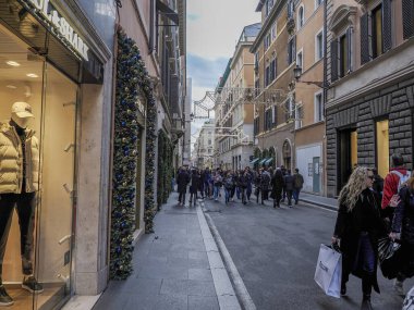 Roma, İtalya - 26 Kasım 2022: Birçok turist ve vatandaş Noel alışverişi sırasında Trinita dei monti merdiveni yakınlarındaki başkentin tarihi merkezinde