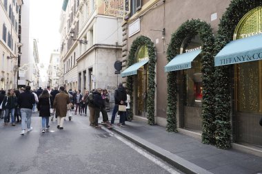 Roma, İtalya - 26 Kasım 2022: Birçok turist ve vatandaş Noel alışverişi sırasında Trinita dei monti merdiveni yakınlarındaki başkentin tarihi merkezinde