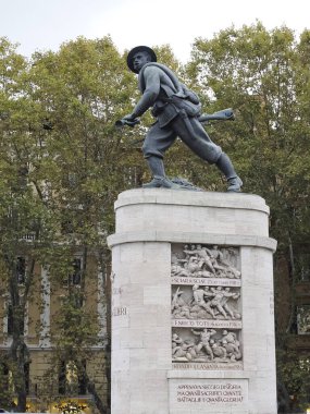 İtalya 'nın birleşme tarihi olan 1870' te Roma 'ya giren ünlü Porta Pia' nın önündeki Bersaglieri anıtı.