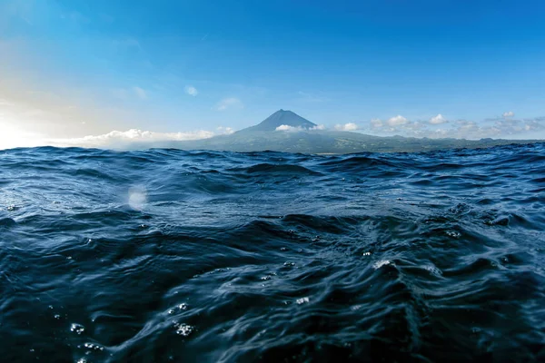Widok Wulkanu Pico Wody Oceanicznej Podczas Pływania — Zdjęcie stockowe