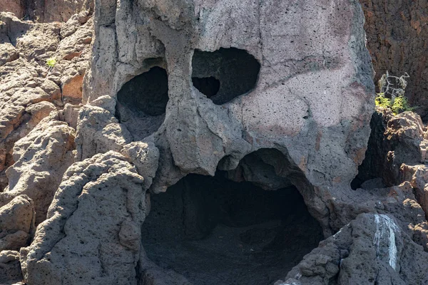 科尔特斯海岩上的骷髅状腹股沟 近处可见 — 图库照片