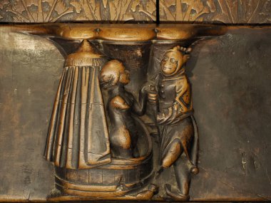 TOLEDO SPAIN - 16 Aralık 2022 İspanya 'nın Toledo Katedrali' nde oyulmuş maun koro koltukları ahşap heykel