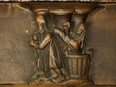 TOLEDO SPAIN - 16 Aralık 2022 İspanya 'nın Toledo Katedrali' nde oyulmuş maun koro koltukları ahşap heykel