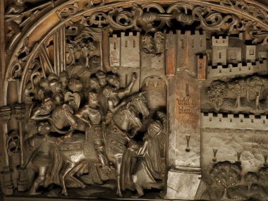 TOLEDO SPAIN - 16 Aralık 2022 İspanya 'nın Toledo Katedrali' nde oyulmuş maun koro koltukları ahşap heykel