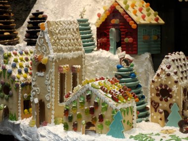 Noel kurabiyesi ve çikolatalı ev şekerlerle süslenmiş, şekerleme konileri pastanede jelibon ayıcıkları.