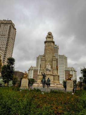 MAdrid İspanya Placa de espana Anıtı Miguel de Cervantes gün batımında