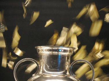 Futbol kupasının galibiyet seremonisi yaklaşıyor.