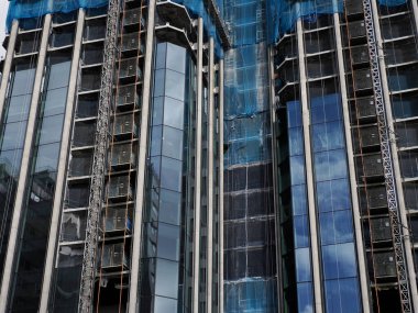 Madrid 'in Colon Plaza' sında gökdelen yenileniyor mavi gökyüzü