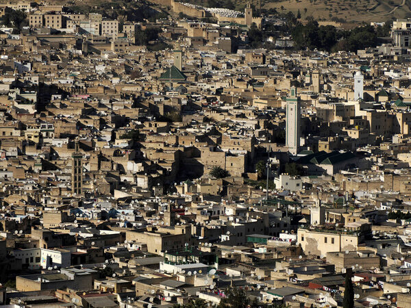 Вид с воздуха на медину Фес эль-Бали. Город в старейшей части Феса - Морабо. Фес-эль-Бали был основан как столица династии Идрисидов между 789 и 808 годами н.э..