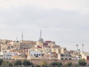 Meknes 'in panoramik görüntüsü, 11. yüzyılda Almoravidler tarafından askeri yerleşim olarak kurulan bir şehir.,