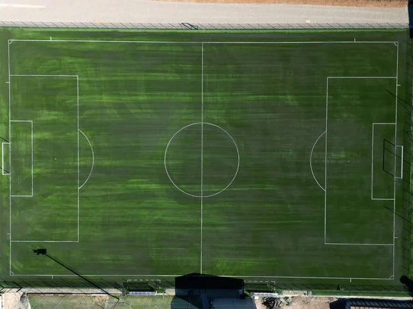 A农村足球场 无人驾驶飞机提供的空中景观 — 图库照片