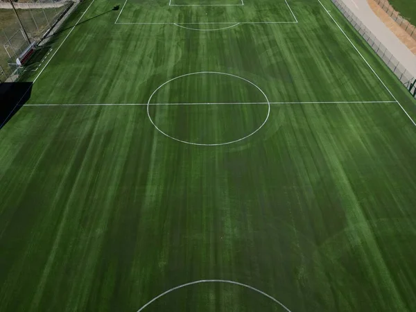 A农村足球场 无人驾驶飞机提供的空中景观 — 图库照片