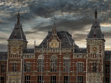 Amsterdam 'daki merkez istasyon kanallardan görünüyor.