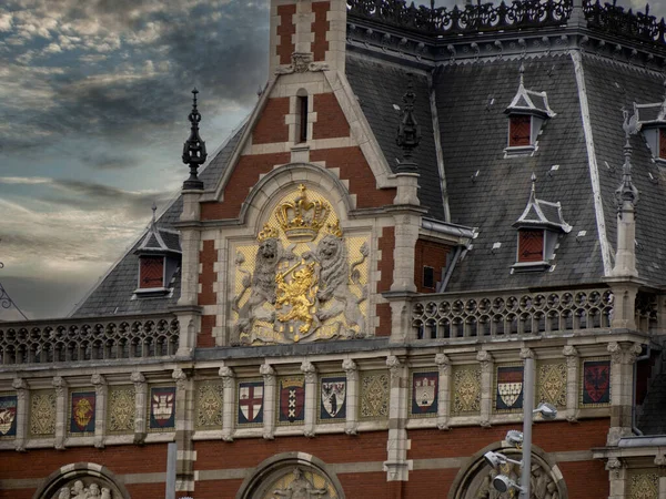 Κεντρικός Σταθμός Στο Άμστερνταμ Παλιά Σπίτια Θέα Από Κανάλια — Φωτογραφία Αρχείου