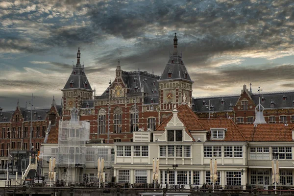 アムステルダム旧市街の中央駅運河からの眺め — ストック写真