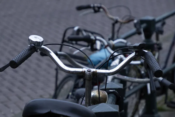 Uma Bicicleta Amsterdam Casas Antigas Vista Canais — Fotografia de Stock