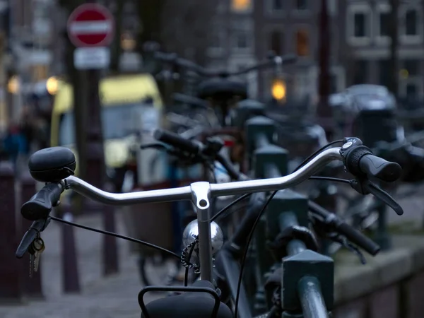 Uma Bicicleta Amsterdam Casas Antigas Vista Canais — Fotografia de Stock