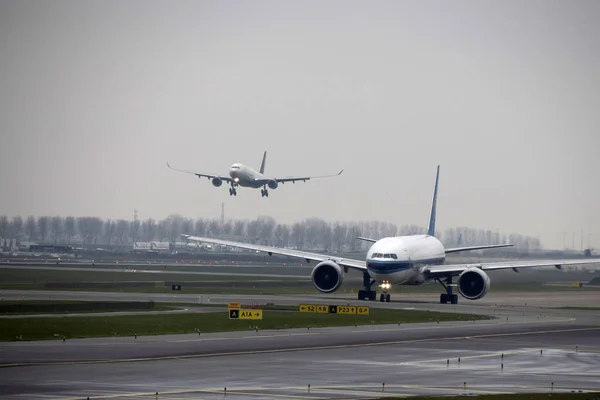 Avião Boeing 747 Prestes Aterrar Aeroporto Amsterdam Schiphol — Fotografia de Stock