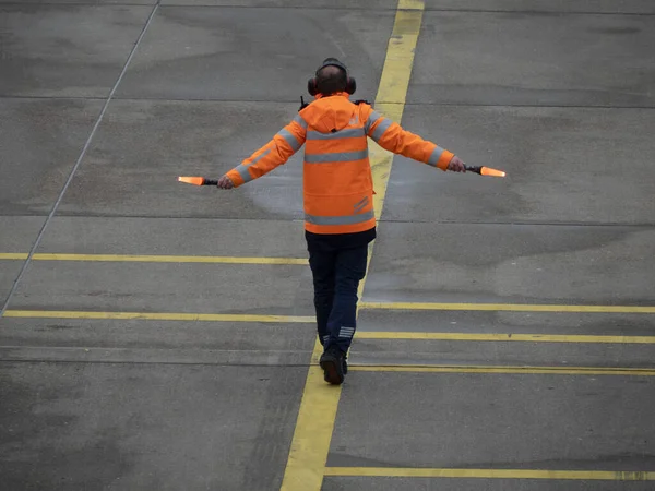 Üzemeltető Segít Pilótáknak Repülőn Parkolás Közben Terminálnál — Stock Fotó