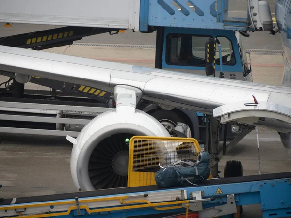 Detalhe Carregamento Bagagem Para Avião Enquanto Estaciona Terminal — Fotografia de Stock
