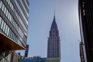New York şehri Manhattan gökdelenleri güneşli bir günde sokaktan binanın tepesine kadar görünür.