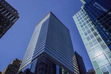 New York şehri Manhattan gökdelenleri güneşli bir günde sokaktan binanın tepesine kadar görünür.