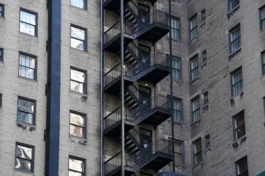 New York şehri Manhattan gökdelenleri güneşli bir günde sokaktan binanın tepesine kadar görünür.