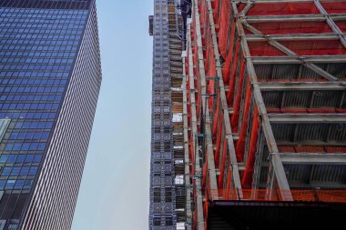 New York 'un yenilenmesi Manhattan şehrinin gökdelenlerinin yeniden inşası güneşli bir günde sokaktan binanın tepesine kadar görülüyor.