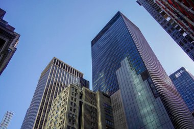 New York şehri Manhattan gökdelenleri güneşli bir günde sokaktan binanın tepesine kadar görünür.