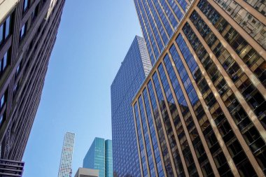 New York şehri Manhattan gökdelenleri güneşli bir günde sokaktan binanın tepesine kadar görünür.