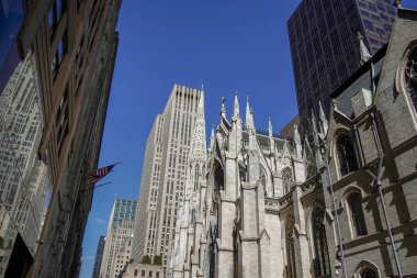 New York şehri Manhattan gökdelenleri güneşli bir günde sokaktan binanın tepesine kadar görünür.