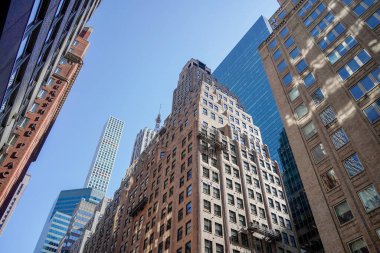 New York şehri Manhattan gökdelenleri güneşli bir günde sokaktan binanın tepesine kadar görünür.