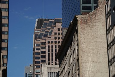 New York şehri Manhattan gökdelenleri güneşli bir günde sokaktan binanın tepesine kadar görünür.