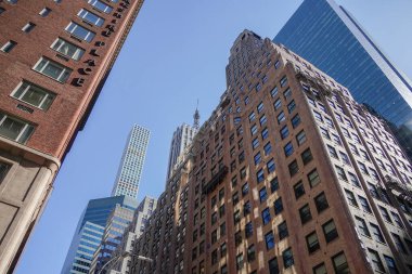 New York şehri Manhattan gökdelenleri güneşli bir günde sokaktan binanın tepesine kadar görünür.