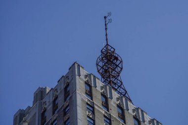 New York antenleri. Manhattan gökdelenleri. Güneşli bir günde sokaktan binanın tepesine kadar.