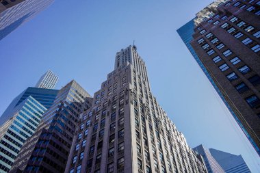 New York şehri Manhattan gökdelenleri güneşli bir günde sokaktan binanın tepesine kadar görünür.