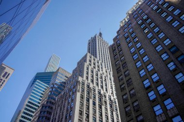 New York şehri Manhattan gökdelenleri güneşli bir günde sokaktan binanın tepesine kadar görünür.