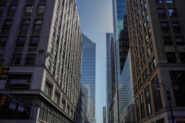 New York şehri Manhattan gökdelenleri güneşli bir günde sokaktan binanın tepesine kadar görünür.