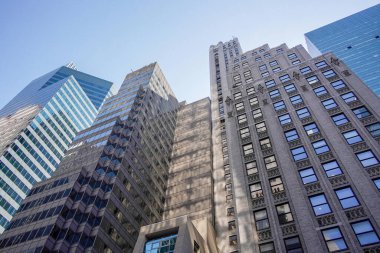 New York şehri Manhattan gökdelenleri güneşli bir günde sokaktan binanın tepesine kadar görünür.