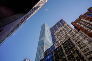 New York şehri Manhattan gökdelenleri güneşli bir günde sokaktan binanın tepesine kadar görünür.