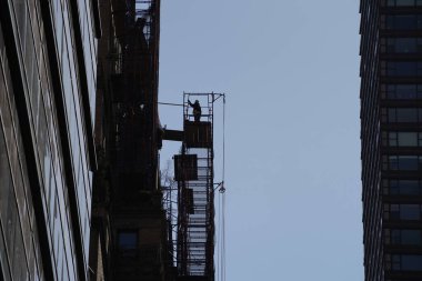 New York şehri Manhattan gökdelenleri güneşli bir günde sokaktan binanın tepesine kadar görünür.