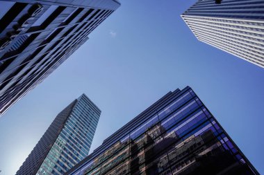 New York şehri Manhattan gökdelenleri güneşli bir günde sokaktan binanın tepesine kadar görünür.