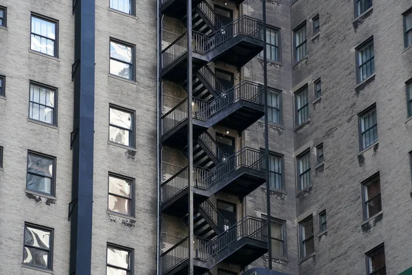 New York Şehri Manhattan Gökdelenleri Güneşli Bir Günde Sokaktan Binanın — Stok fotoğraf