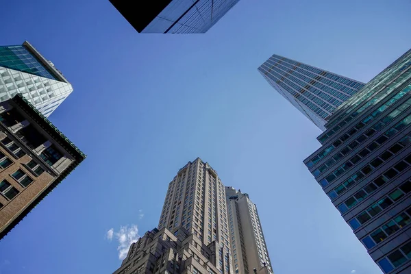 Nowy Jork Manhattanu Drapacze Chmur Widok Ulicy Szczyt Budynku Słoneczny — Zdjęcie stockowe