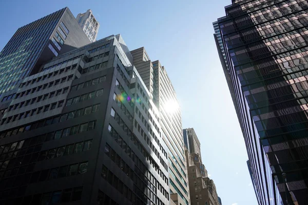 Нью Йорк Манхэттенские Небоскребы Вид Улицы Вершину Здания Солнечный Ясный — стоковое фото